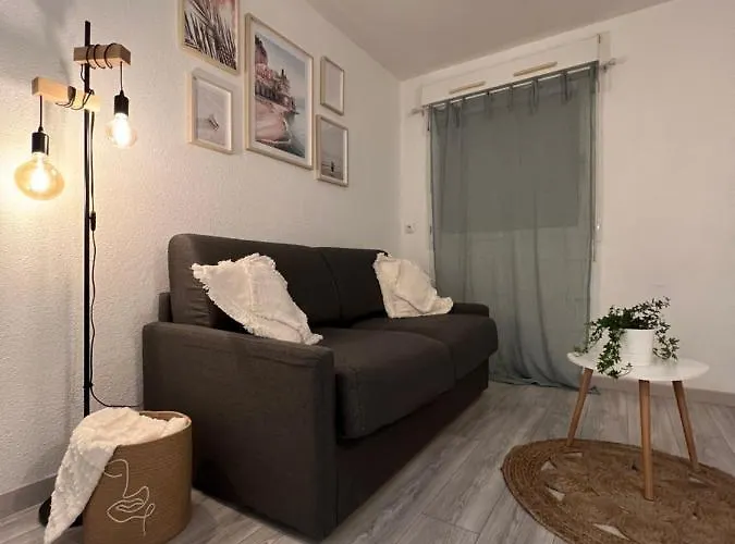 Port Apartment *